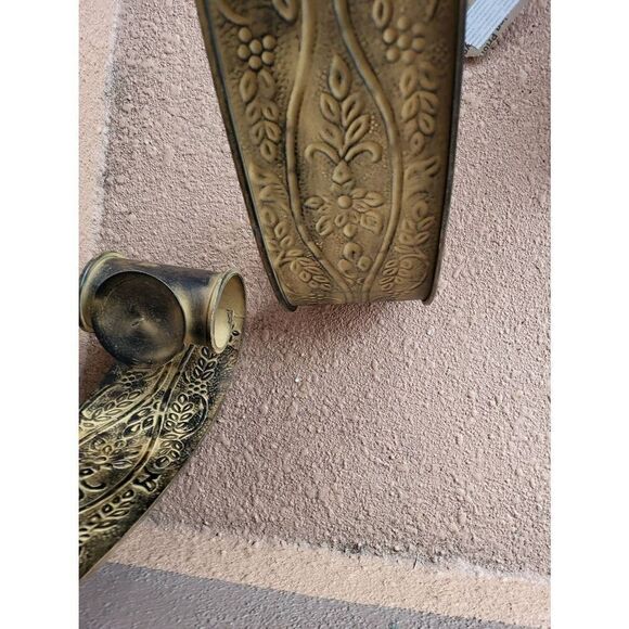 2 (20 'x 5 ')  Vintage carved metal candle holders - Picture 3 of 5